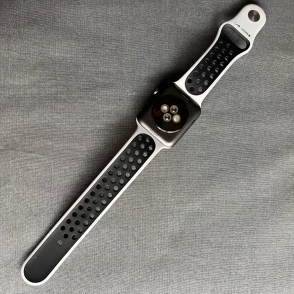 Watch Series 3 Nike+ Aluminum 42MM Cellular - Picture 2 of 4